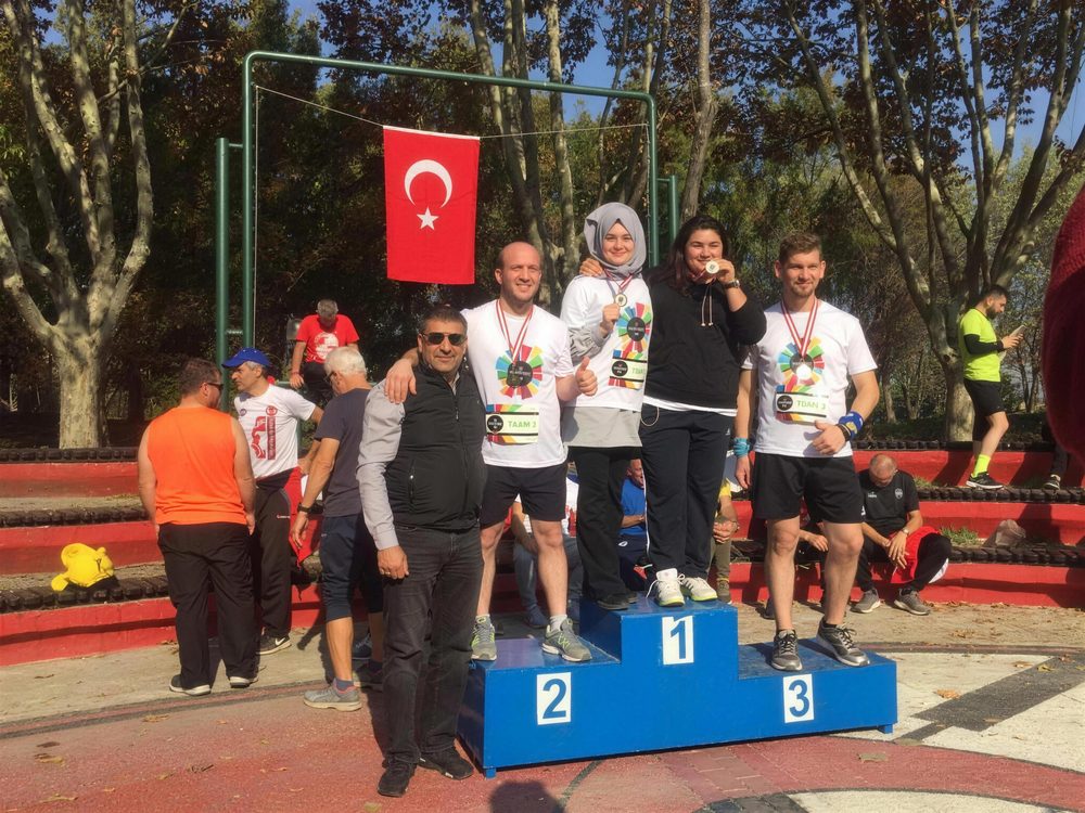 Colorex sosyal sorumluluk — genç sporculara destek, koşu yarışı podyum