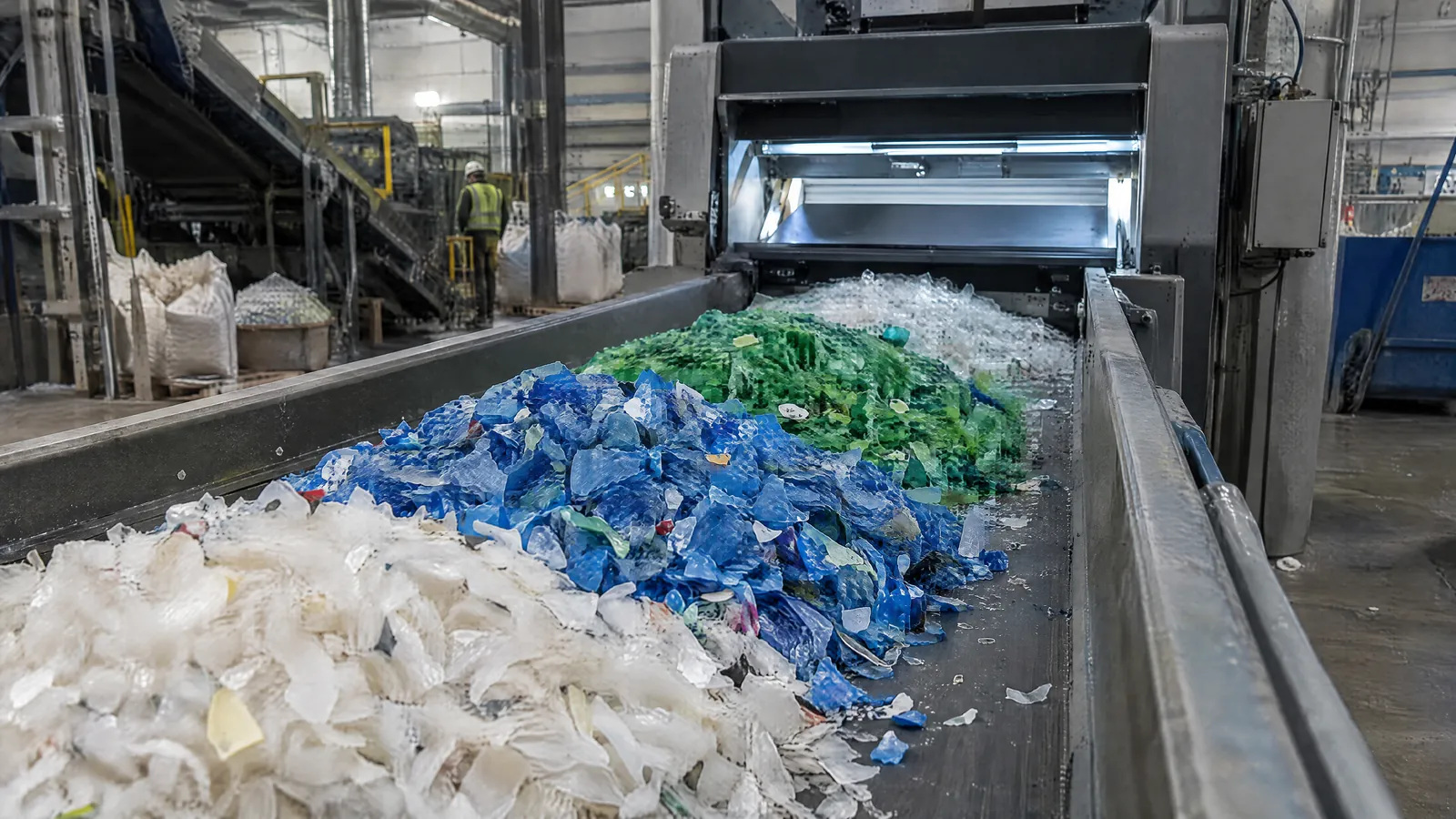 Renklerine ve türlerine göre ayrıştırılmış geri dönüştürülmüş plastik pullar